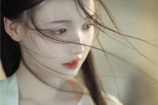 女子当街下跪男子全程玩手机冷淡无视！穿着打扮吸睛网友热议